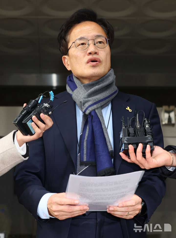 [서울=뉴시스] 황준선 기자 = 국회 패스트트랙(신속처리안건) 충돌 사건으로 재판에 넘겨진 박주민 더불어민주당 의원이 19일 오후 서울 양천구 서울남부지방법원에서 열린 선고 기일을 마친 뒤 법원을 나서며 입장을 밝히 있다. 지난 2019년 4월 고위공직자범죄수사처 신설 법안과 연동형 비례대표제 도입 법안 등에 대한 패스트트랙(신속처리 안건) 지정 여부를 두고 물리적으로 충돌하며 국회 의사 진행을 방해한 혐의로 기소된 박 의원에 대해 법원은 이날 벌금 300만원의 선고를 유예했다. 2025.12.19. hwang@newsis.com