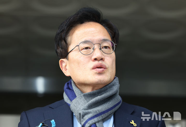 [서울=뉴시스] 황준선 기자 = 국회 패스트트랙(신속처리안건) 충돌 사건으로 재판에 넘겨진 박주민 더불어민주당 의원이 19일 오후 서울 양천구 서울남부지방법원에서 열린 선고 기일을 마친 뒤 법원을 나서며 입장을 밝히 있다. 지난 2019년 4월 고위공직자범죄수사처 신설 법안과 연동형 비례대표제 도입 법안 등에 대한 패스트트랙(신속처리 안건) 지정 여부를 두고 물리적으로 충돌하며 국회 의사 진행을 방해한 혐의로 기소된 박 의원에 대해 법원은 이날 벌금 300만원의 선고를 유예했다. 2025.12.19. hwang@newsis.com