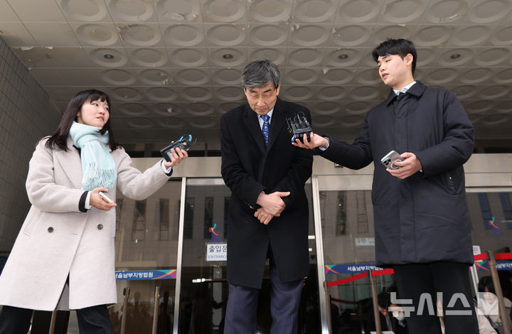 [서울=뉴시스] 황준선 기자 = 국회 패스트트랙(신속처리안건) 충돌 사건으로 재판에 넘겨진 박주민 더불어민주당 의원이 19일 오후 서울 양천구 서울남부지방법원에서 열린 선고 기일을 마친 뒤 법원을 나서며 입장을 밝히고 인사하고 있다. 지난 2019년 4월 고위공직자범죄수사처 신설 법안과 연동형 비례대표제 도입 법안 등에 대한 패스트트랙(신속처리 안건) 지정 여부를 두고 물리적으로 충돌하며 국회 의사 진행을 방해한 혐의로 기소된 이 전 의원에 대해 법원은 이날 벌금 500만원을 선고했다. 2025.12.19. hwang@newsis.com