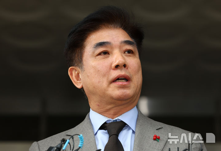 [서울=뉴시스] 황준선 기자 = 국회 패스트트랙(신속처리안건) 충돌 사건으로 재판에 넘겨진 김병욱 대통령실 정무비서관이(당시 더불어민주당 의원) 19일 오후 서울 양천구 서울남부지방법원에서 열린 선고 기일을 마친 뒤 법원을 나서며 입장을 밝히고 있다. 지난 2019년 4월 고위공직자범죄수사처 신설 법안과 연동형 비례대표제 도입 법안 등에 대한 패스트트랙(신속처리 안건) 지정 여부를 두고 물리적으로 충돌하며 국회 의사 진행을 방해한 혐의로 기소된 김 비서관에 대해 법원은 이날 벌금 1000만원을 선고했다. 2025.12.19. hwang@newsis.com