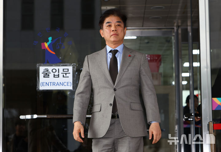 [서울=뉴시스] 황준선 기자 = 국회 패스트트랙(신속처리안건) 충돌 사건으로 재판에 넘겨진 김병욱 대통령실 정무비서관이(당시 더불어민주당 의원) 19일 오후 서울 양천구 서울남부지방법원에서 열린 선고 기일을 마친 뒤 법원을 나서고 있다. 지난 2019년 4월 고위공직자범죄수사처 신설 법안과 연동형 비례대표제 도입 법안 등에 대한 패스트트랙(신속처리 안건) 지정 여부를 두고 물리적으로 충돌하며 국회 의사 진행을 방해한 혐의로 기소된 김 비서관에 대해 법원은 이날 벌금 1000만원을 선고했다. 2025.12.19. hwang@newsis.com