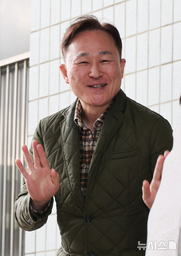 [서울=뉴시스] 황준선 기자 = 국회 패스트트랙(신속처리안건) 충돌 사건으로 재판에 넘겨진 표창원 전 더불어민주당 의원이 19일 오후 서울 양천구 서울남부지방법원에서 열린 선고 기일을 마친 뒤 법원을 나서고 있다. 지난 2019년 4월 고위공직자범죄수사처 신설 법안과 연동형 비례대표제 도입 법안 등에 대한 패스트트랙(신속처리 안건) 지정 여부를 두고 물리적으로 충돌하며 국회 의사 진행을 방해한 혐의로 기소된 김 비서관에 대해 법원은 이날 벌금 300만원을 선고를 유예했다. 2025.12.19. hwang@newsis.com