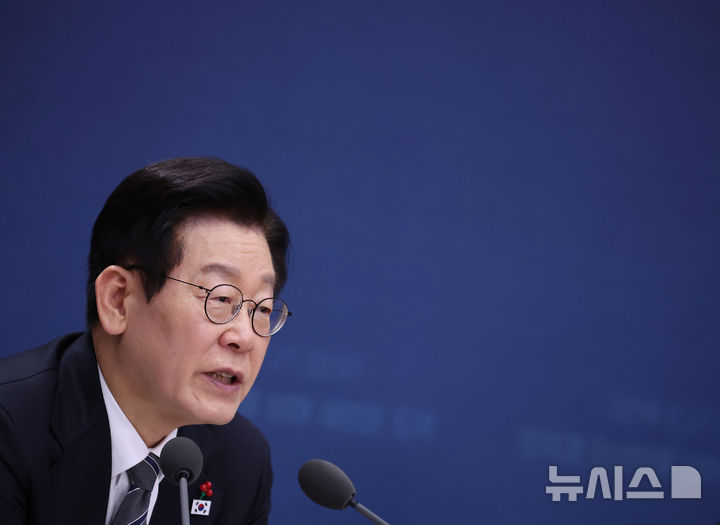 [서울=뉴시스] 고범준 기자 = 이재명 대통령이 19일 서울 종로구 정부서울청사 별관에서 열린 금융위원회·공정거래위원회 업무보고에서 발언하고 있다. (대통령실통신사진기자단) 2025.12.19. bjko@newsis.com