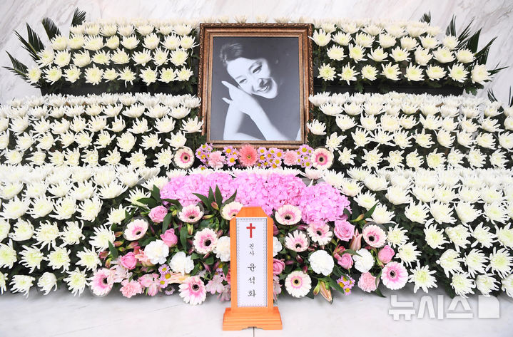 [서울=뉴시스] 사진공동취재단 = 19일 서울 신촌 세브란스병원 장례식장에 배우 윤석화의 빈소가 마련돼 있다. 2025.12.19. photo@newsis.com