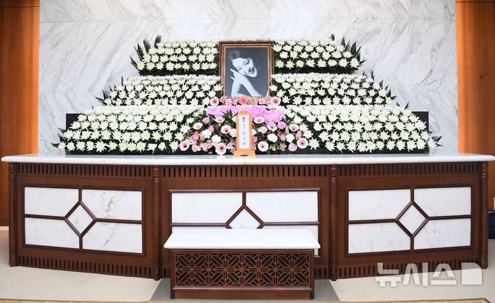 [서울=뉴시스] 사진공동취재단 = 19일 서울 신촌 세브란스병원 장례식장에 배우 윤석화의 빈소가 마련돼 있다. 2025.12.19. photo@newsis.com