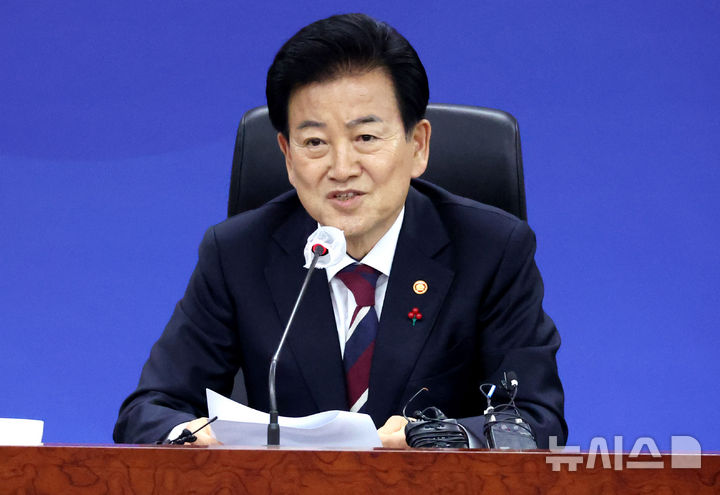 [서울=뉴시스] 추상철 기자 = 정동영 통일부 장관이 19일 오후 서울 종로구 정부서울청사에서 업무보고 사후 브리핑을 하고 있다. 2025.12.19. scchoo@newsis.com