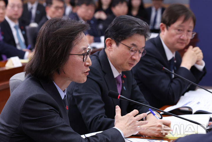 [서울=뉴시스] 고범준 기자 = 주병기 공정거래위원장이 19일 서울 종로구 정부서울청사 별관에서 열린 금융위원회·공정거래위원회 업무보고에서 답변하고 있다. (대통령실통신사진기자단) 2025.12.19. bjko@newsis.com