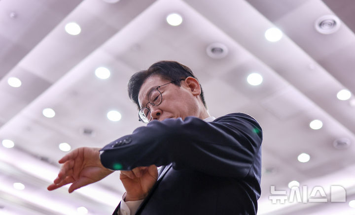 [서울=뉴시스] 고범준 기자 = 사진은 이재명 대통령이 지난 19일 서울 종로구 정부서울청사 별관에서 열린 금융위원회·공정거래위원회 업무보고를 마친 뒤 시계를 보며 회의실을 나서고 있는 모습. (대통령실통신사진기자단) 2025.12.19. bjko@newsis.com