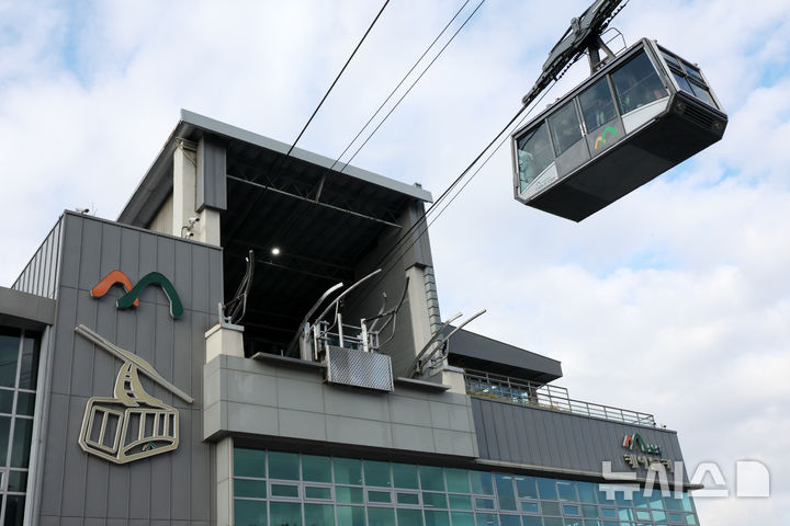 [서울=뉴시스] 조성우 기자 = 서울행정법원은 19일 남산 케이블카 운영사인 한국삭도공업이 서울시를 상대로 제기한 도시관리계획결정 처분 취소 소송의 선고기일을 열고 원고 승소 판결을 내렸다. 사진은 이날 서울 남산 케이블카 운행 모습.이에 대해 서울시는 남산 곤돌라 도시관리계획 변경 결정 처분 취소 판결과 관련해 공익성이 충분히 반영되지 않은 판결이라며 항소할 방침이라고 밝혔다. 2025.12.19. xconfind@newsis.com