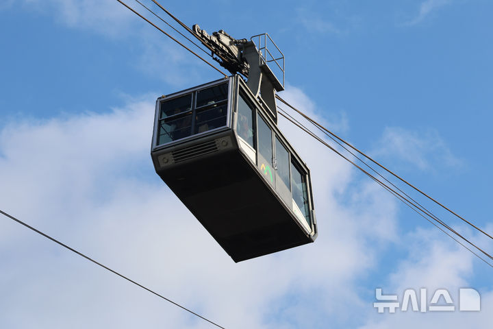 [서울=뉴시스] 조성우 기자 = 서울행정법원은 19일 남산 케이블카 운영사인 한국삭도공업이 서울시를 상대로 제기한 도시관리계획결정 처분 취소 소송의 선고기일을 열고 원고 승소 판결을 내렸다. 사진은 이날 서울 남산 케이블카 운행 모습.이에 대해 서울시는 남산 곤돌라 도시관리계획 변경 결정 처분 취소 판결과 관련해 공익성이 충분히 반영되지 않은 판결이라며 항소할 방침이라고 밝혔다. 2025.12.19. xconfind@newsis.com