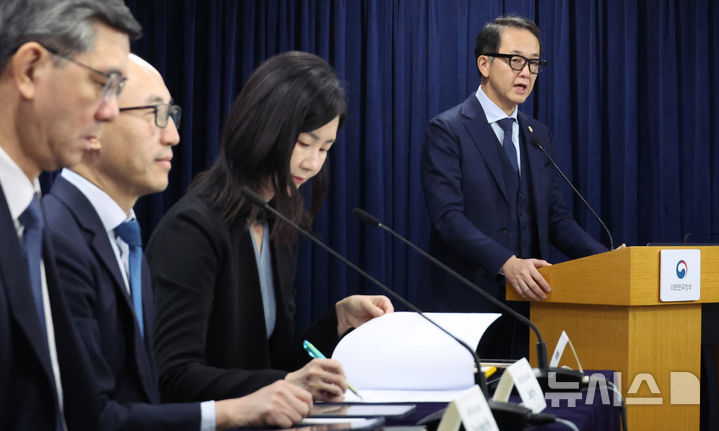 [서울=뉴시스] 추상철 기자 = 야수토 와타나베 AMRO소장이 19일 오후 서울 종로구 정부서울청사에서 아세안+3 거시경제조사기구(AMRO) 연례협의 결과 브리핑을 하고 있다. 2025.12.19. scchoo@newsis.com