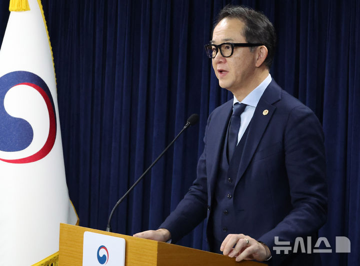 [서울=뉴시스] 추상철 기자 = 야수토 와타나베 AMRO소장이 19일 오후 서울 종로구 정부서울청사에서 아세안+3 거시경제조사기구(AMRO) 연례협의 결과 브리핑을 하고 있다. 2025.12.19. scchoo@newsis.com