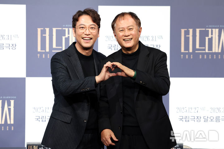 [서울=뉴시스] 박진희 기자 = 연극 '더 드레서' 배우 송승환과 오만석이 19일 서울 종로구 대학로 예스24스테이지에서 기자간담회를 하고 있다. 2025.12.19. pak7130@newsis.com