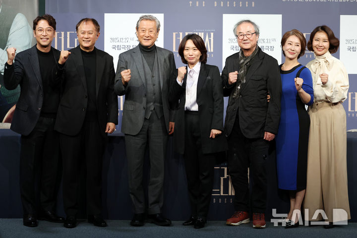 [서울=뉴시스] 박진희 기자 = 연극 '더 드레서' 배우 오만석(왼쪽부터), 송승환, 박근형, 연출 장유정, 배우 정동환, 송욱숙, 정재은이 19일 서울 종로구 대학로 예스24스테이지에서 기자간담회를 하고 있다. 2025.12.19. pak7130@newsis.com