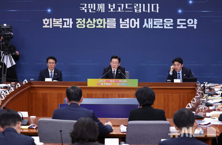 [서울=뉴시스] 고범준 기자 = 이재명 대통령이 19일 서울 종로구 정부서울청사 별관에서 열린 법무부(대검찰청)·성평등가족부 업무보고에서 발언하고 있다. (대통령실통신사진기자단) 2025.12.19. bjko@newsis.com