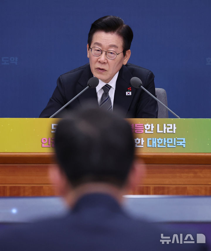 [서울=뉴시스] 고범준 기자 = 이재명 대통령이 19일 서울 종로구 정부서울청사 별관에서 열린 법무부(대검찰청)·성평등가족부 업무보고에서 발언하고 있다. (대통령실통신사진기자단) 2025.12.19. bjko@newsis.com