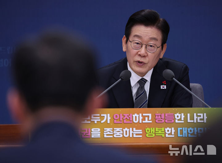 [서울=뉴시스] 고범준 기자 = 이재명 대통령이 19일 서울 종로구 정부서울청사 별관에서 열린 법무부(대검찰청)·성평등가족부 업무보고에서 발언하고 있다. (대통령실통신사진기자단) 2025.12.19. bjko@newsis.com