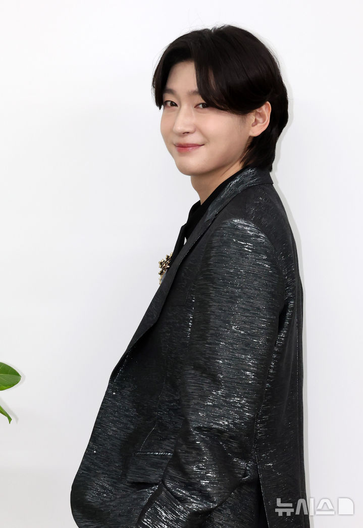 [서울=뉴시스] 배훈식 기자 = 가수 김용빈이 19일 오후 서울 강남구의 한 빌딩에서 뉴시스와 인터뷰 전 포즈를 취하고 있다. 2025.12.19. dahora83@newsis.com