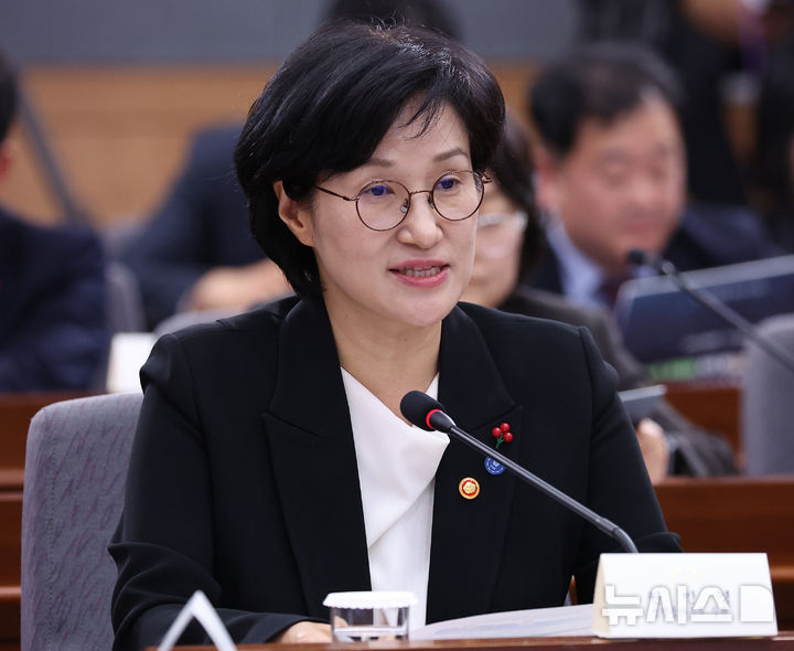 [서울=뉴시스] 고범준 기자 = 원민경 성평등가족부 장관이 19일 서울 종로구 정부서울청사 별관에서 열린 법무부(대검찰청)·성평등가족부 업무보고에서 답변하고 있다. (대통령실통신사진기자단) 2025.12.19. bjko@newsis.com