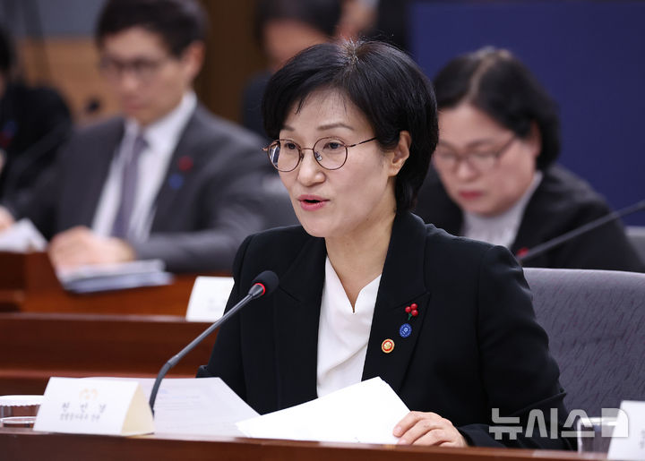 [서울=뉴시스] 고범준 기자 = 원민경 성평등가족부 장관이 19일 서울 종로구 정부서울청사 별관에서 열린 법무부(대검찰청)·성평등가족부 업무보고에서 답변하고 있다. (대통령실통신사진기자단) 2025.12.19. bjko@newsis.com