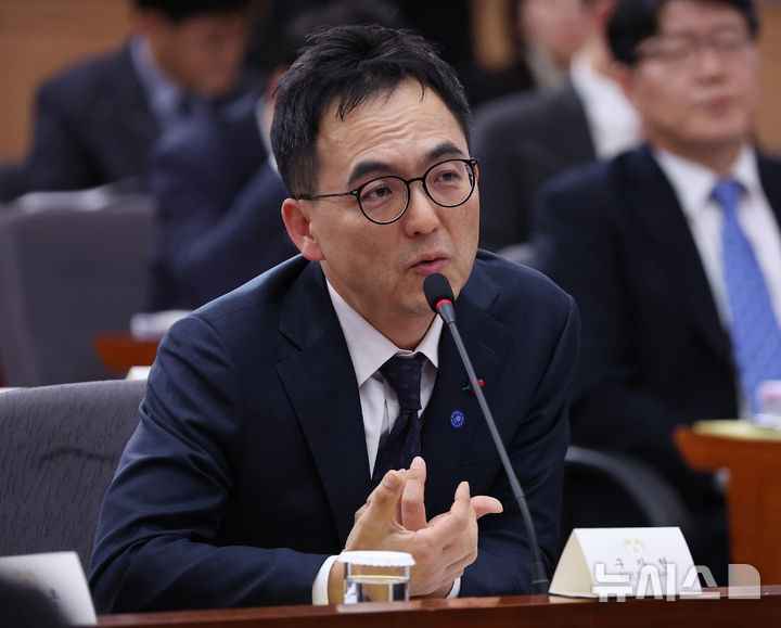 [서울=뉴시스] 고범준 기자 = 구자현 검찰총장 직무대행이 19일 서울 종로구 정부서울청사 별관에서 열린 법무부(대검찰청)·성평등가족부 업무보고에서 답변하고 있다. (대통령실통신사진기자단) 2025.12.19. bjko@newsis.com