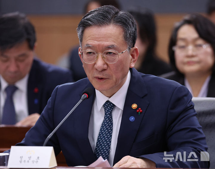 [서울=뉴시스] 고범준 기자 = 정성호 법무부 장관이 지난 19일 서울 종로구 정부서울청사 별관에서 열린 법무부(대검찰청)·성평등가족부 업무보고에서 답변하고 있다. (대통령실통신사진기자단) 2025.12.21. bjko@newsis.com