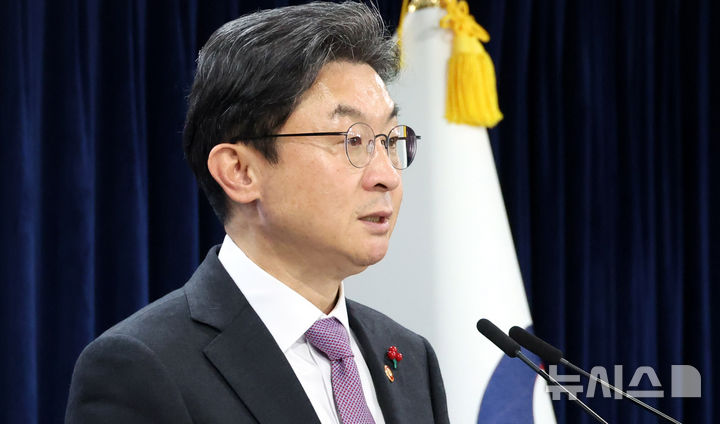 [서울=뉴시스] 추상철 기자 = 이억원 금융위원장이 19일 오후 서울 종로구 정부서울청사에서 업무보고 사후 브리핑을 하고 있다. 2025.12.19. scchoo@newsis.com