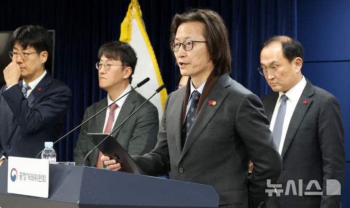 [서울=뉴시스] 추상철 기자 = 주병기 공정거래위원장이 19일 오후 서울 종로구 정부서울청사에서 업무보고 사후 브리핑을 하고 있다. 2025.12.19. scchoo@newsis.com