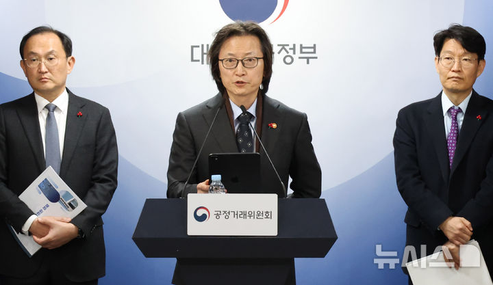 [서울=뉴시스] 추상철 기자 = 주병기 공정거래위원장이 19일 오후 서울 종로구 정부서울청사에서 업무보고 사후 브리핑을 하고 있다. 2025.12.19. scchoo@newsis.com