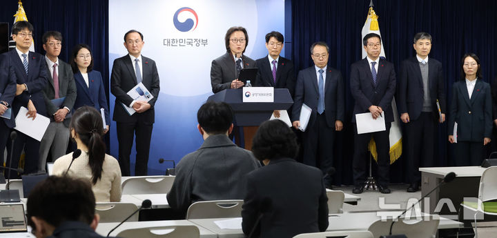 [서울=뉴시스] 추상철 기자 = 주병기 공정거래위원장이 19일 오후 서울 종로구 정부서울청사에서 업무보고 사후 브리핑을 하고 있다. 2025.12.19. scchoo@newsis.com