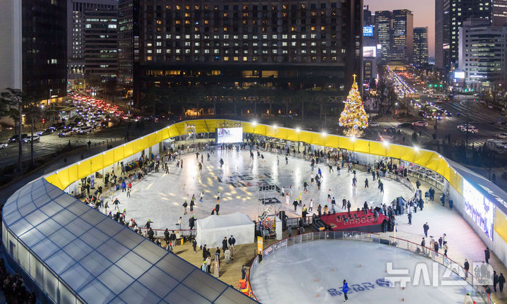 [서울=뉴시스] 김선웅 기자 = 19일 서울 중구 서울광장 스케이트장에서 시민들이 스케이트를 타고 있다. 겨울을 맞아 개장한 서울광장 스케이트장은 2월 8일까지 운영될 예정이다. 2025.12.19. mangusta@newsis.com