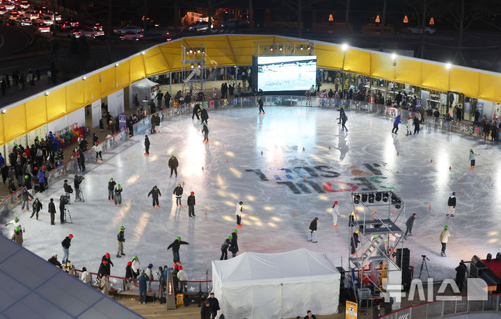 [서울=뉴시스] 김선웅 기자 = 19일 서울 중구 서울광장 스케이트장에서 시민들이 스케이트를 타고 있다. 겨울을 맞아 개장한 서울광장 스케이트장은 2월 8일까지 운영될 예정이다. 2025.12.19. mangusta@newsis.com