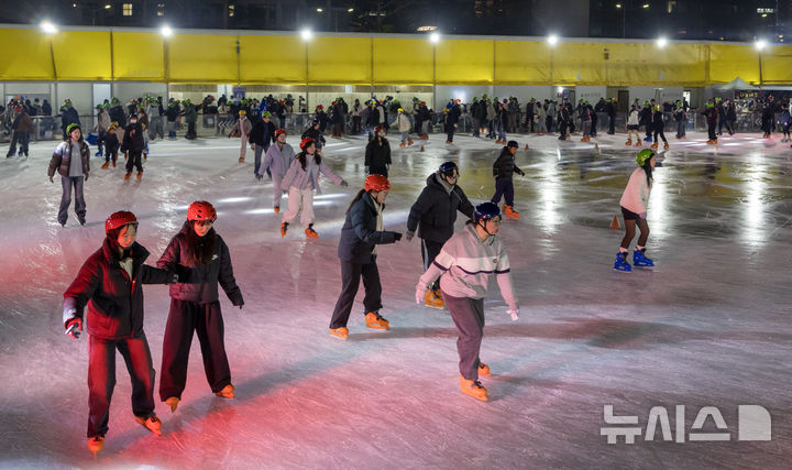[서울=뉴시스] 김선웅 기자 = 19일 서울 중구 서울광장 스케이트장에서 시민들이 스케이트를 타고 있다. 겨울을 맞아 개장한 서울광장 스케이트장은 2월 8일까지 운영될 예정이다. 2025.12.19. mangusta@newsis.com