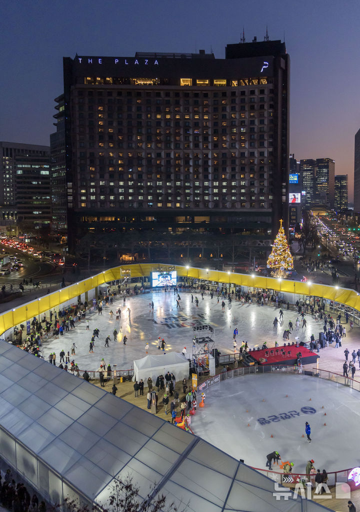 [서울=뉴시스] 김선웅 기자 = 19일 서울 중구 서울광장 스케이트장에서 시민들이 스케이트를 타고 있다. 겨울을 맞아 개장한 서울광장 스케이트장은 2월 8일까지 운영될 예정이다. 2025.12.19. mangusta@newsis.com