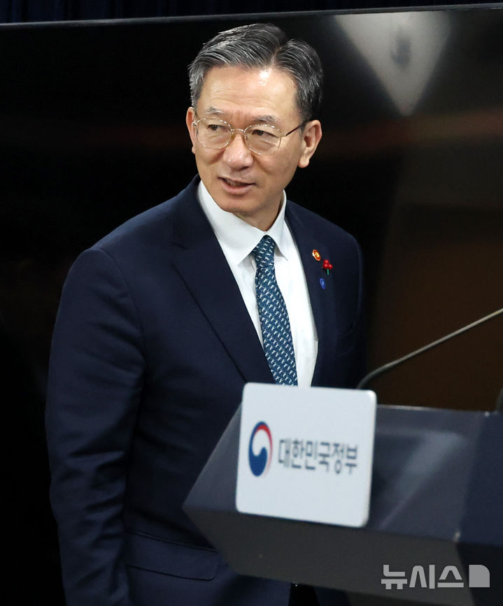 [서울=뉴시스] 추상철 기자 = 정성호 법무부 장관이 19일 오후 서울 종로구 정부서울청사에서 열린 업무보고 사후 브리핑에서 단상으로 향하고 있다. 2025.12.19. scchoo@newsis.com