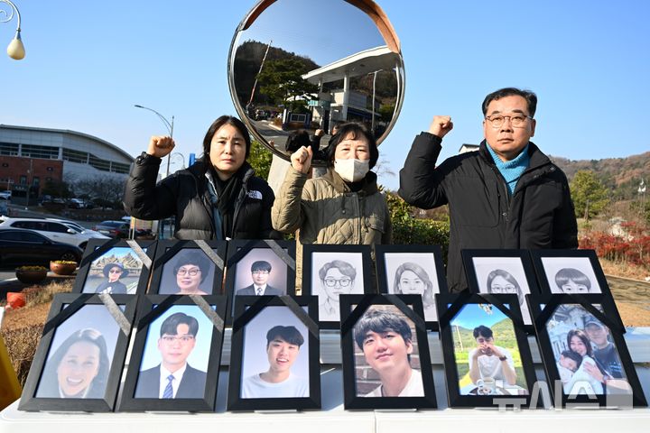 [무안=뉴시스] 이현행 기자 = 제주항공 무안공항 참사 1주기를 앞둔 지난 15일 오전 전남 무안군 전남경찰청 앞에서 12·29 무안공항 제주항공 여객기 참사 유가족들이 경찰에 책임자 처벌을 촉구하고 있다. 2025.12.15. lhh@newsis.com