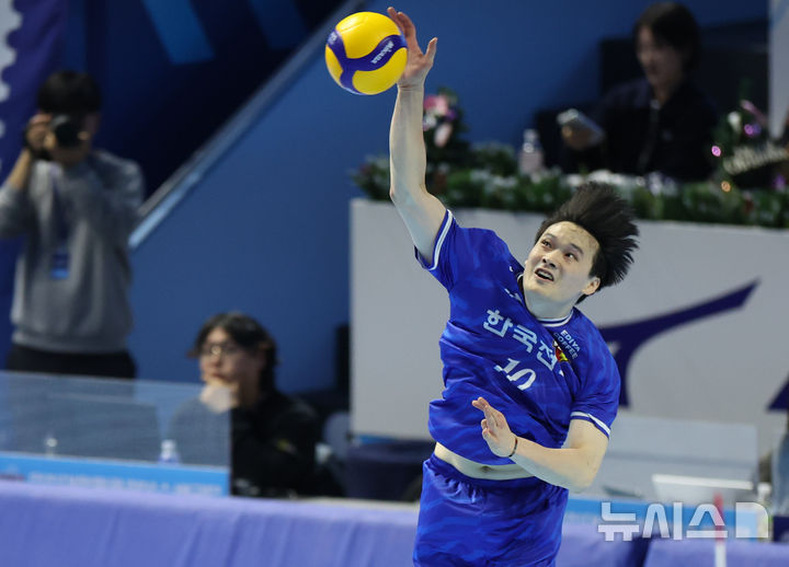 [인천=뉴시스] 황준선 기자 = 19일 인천계양체육관에서 열린 진에어 2025~2026 V-리그 남자부 한국전력 빅스톰과 대한항공 점보스의 경기, 한국전력 김정호가 서브하고 있다. 2025.12.19. hwang@newsis.com