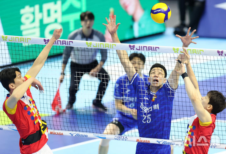 [인천=뉴시스] 황준선 기자 = 19일 인천계양체육관에서 열린 진에어 2025~2026 V-리그 남자부 한국전력 빅스톰과 대한항공 점보스의 경기, 한국전력 신영석이 수비하고 있다. 2025.12.19. hwang@newsis.com