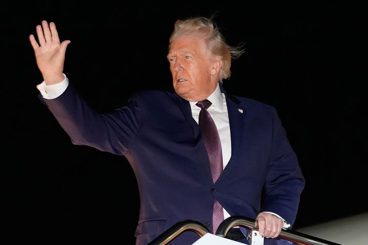 [앤드루스공군기지(미 메릴랜드주)=AP/뉴시스]도널드 트럼프 미 대통령이 19일(현지시각) 메릴랜드주 앤드루스 공군기지에서 대통령 전용기 에어포스원에 탑승하면서 손을 흔들고 있다. 그는 이날 베네수엘라와의 전쟁 가능성을 배제하지 않는다며 그 가능성을 열어두었다. 2025.12.20.