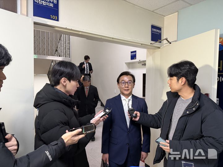 [서울=뉴시스]이다솜 기자=통일교 금품 수수 의혹을 받는 전재수 전 해양수산부 장관이 20일 오전 12시25분께 서울 서대문구 경찰청 국가수사본부에서 피의자 조사를 마치고 나서고 있다. 2025.12.20 citizen@newsis.com