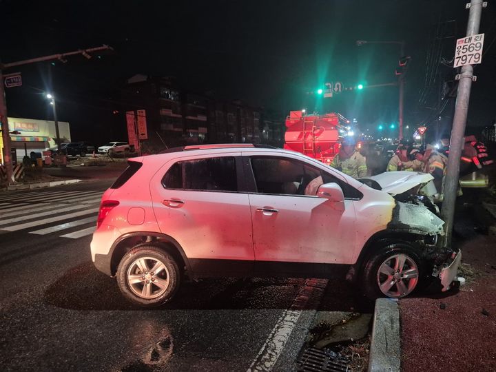 [천안=뉴시스] 지난 19일 충남 천안시 서북구 성거읍 요방리의 한 도로에서 SUV가 신호등을 들이받고 뒤집힌 후 불이 나 소방대원들이 화재 진압 후 현장 상황을 확인하고 있다. (사진=천안서북소방서 제공) 2025.12.20. photo@newsis.com *재판매 및 DB 금지