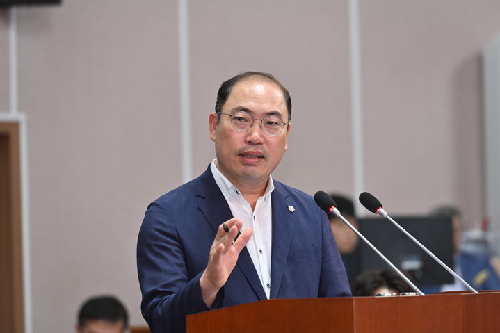 [거제=뉴시스] 신정철 기자= 거제시의회 이태열 의원(더불어민주당, 장평·고현·수양동)은 지난 18일 거제시의회 제259회 정례회 제3차 본회의에서 시정질문을 통해 "시민적 관심이 큰 거제대대 이전 및 양여부지 개발 사업 지연에 따른 해소"를 촉구했다.사진은 이태열 의원의 시정질문 모습.(사진=거제시의회 제공).2025.12.19. photo@newsis.com *재판매 및 DB 금지