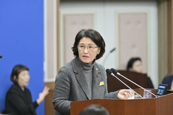 [거제=뉴시스] 신정철 기자= 거제시의회 최양희 의회운영위원장은 지난 18일 거제시의회 제259회 정례회 제3차 본회의에서 시정질문을 통해 “사회적 약자와 취약계층에 대한 보다 구체적이고 실효성 있는 지원을 확대할 필요가 있다”라고 강조했다.사진은 최양희 의회운영위원장의 시정질문 모습.(사진=거제시의회 제공).2025.12.19. photo@newsis.com *재판매 및 DB 금지