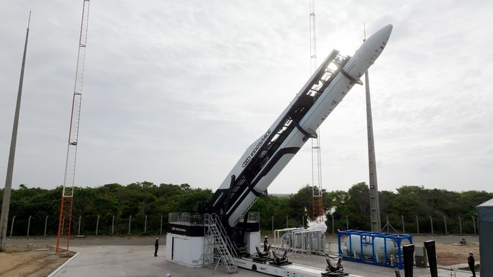 [서울=뉴시스] 민간 우주 발사체 기업 이노스페이스는 이노스페이스는 20일 오전 9시 30분(한국 시간) 브라질 공군 산하 알칸타라 우주센터에서 한빛-나노를 발사하려던 시도를 중단했다고 밝혔다. 사진은 발사체 기립 후 텔레메트리, 비행종단시스템(FTS), 레이더 등 기능 점검을 마친 한빛-나노 우주 발사체 모습. (사진=이노스페이스 제공) 2025.12.20. photo@newsis.com *재판매 및 DB 금지