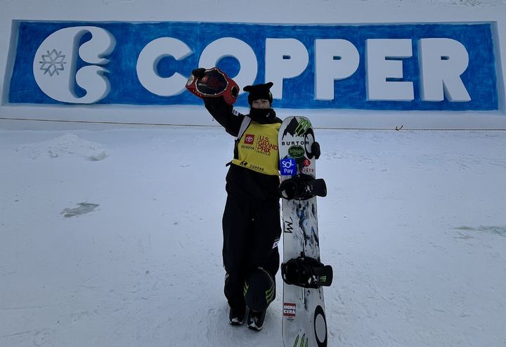 [서울=뉴시스] 최가온(세화여고)이 20일(한국 시간) 미국 콜로라도주 코퍼마운틴에서 열린 2025~2026 국제스키연맹(FIS) 스노보드 월드컵 여자 하프파이프 결선에서 우승한 뒤 포즈를 취하고 있다. (사진=올댓스포츠 제공) 2025.12.20. *재판매 및 DB 금지
