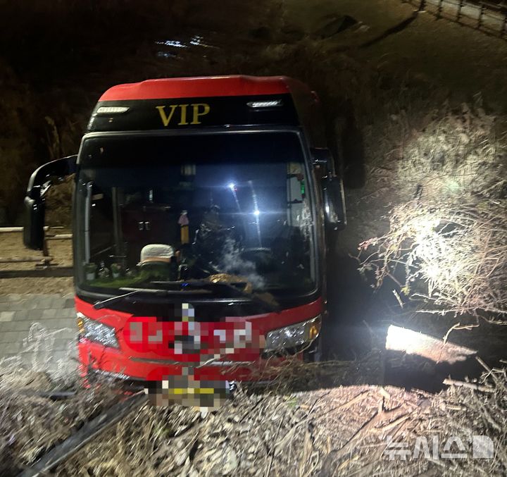 [충주=뉴시스] 사고 현장. (사진=충부소방서 제공) 2025.12.20. photo@newsis.com *재판매 및 DB 금지