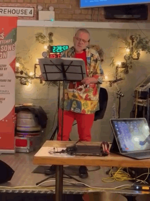 [서울=뉴시스] 미국 글로스터 지역에서 토스트 가게를 운영하는 데이브 퍼체스(63)가 '캐럴 오래 부르기'로 기네스 세계신기록에 도전하고 있다. (사진출처: SNS) 2025.12.19. *재판매 및 DB 금지