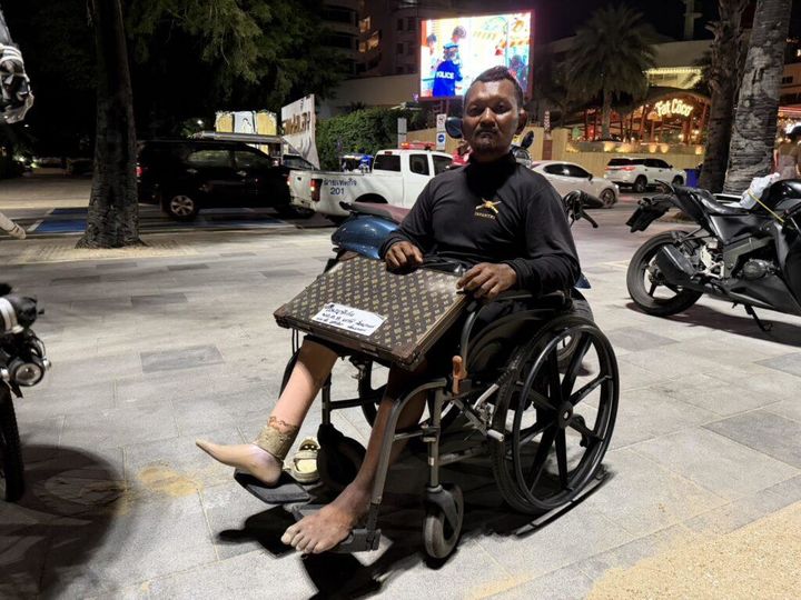 [서울=뉴시스] 태국 파타야해변에서 떠다니는 사람을 본 뒤 휠체어에서 내려 바다로 뛰어든 복권판매원 차오왈릿 클린케손(44)의 모습. (사진출처: 파타야뉴스) 2025.12.5