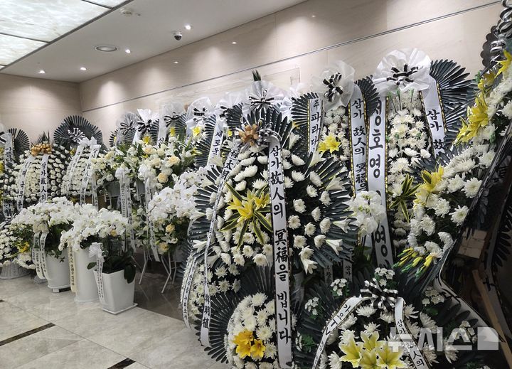  [서울=뉴시스]김윤영 수습기자= 서울 신촌 세브란스병원 장례식장에 마련된 고(故) 윤석화 빈소. 2025.12.20. youn@newsis.com