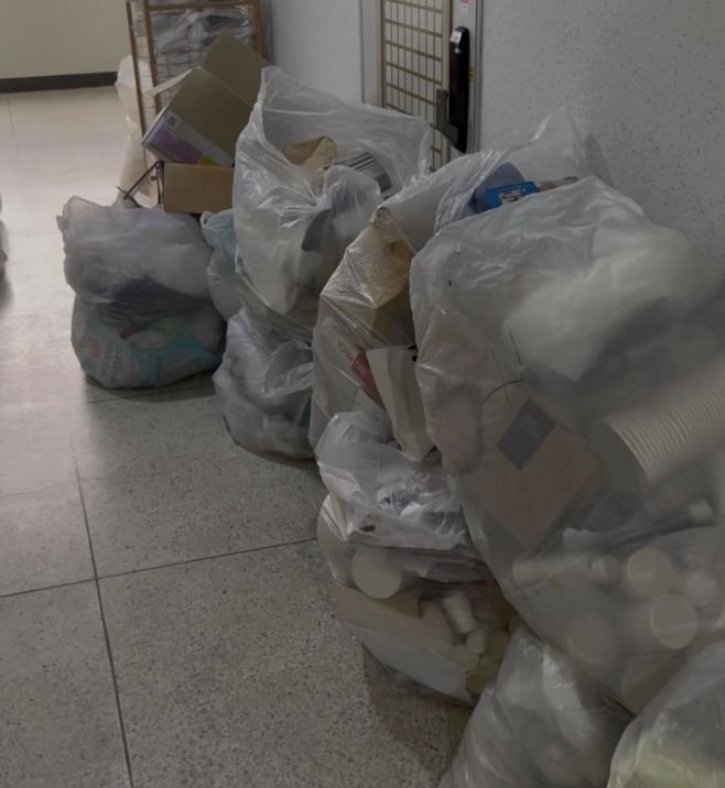 [뉴시스]임차인은 공용복도에까지 쓰레기를 버렸다. (사진 = 보배드림 캡처) *재판매 및 DB 금지